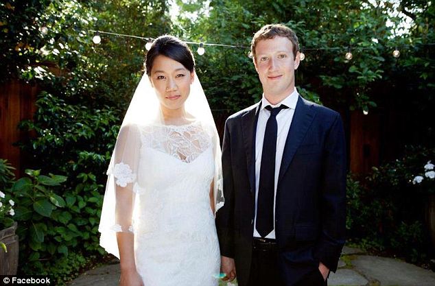  Mark cùng với người vợ của mình là Priscilla Chan được ví như phiên bản thứ 2 của tỷ phú Bill Gates và người vợ Melinda Gates. 