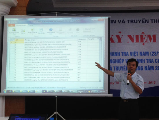  Ông Trần Võ Hạnh demo một phần mềm có  khả năng trộn dữ liệu để tạo ra chứng minh thư giả nhằm đăng ký khống thông tin thuê bao trả trước. Ảnh: N.M 