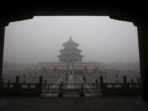  Cả thành phố Bắc Kinh đang chìm trong khói bụi. 