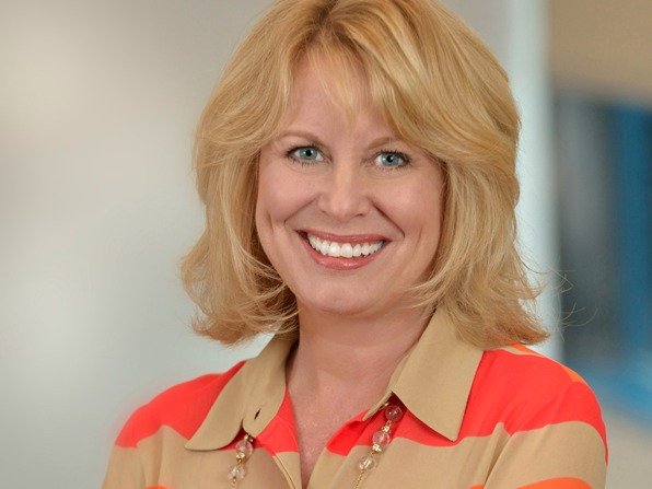  Bà Diane Bryant, Phó Chủ tịch cao cấp của Intel. 