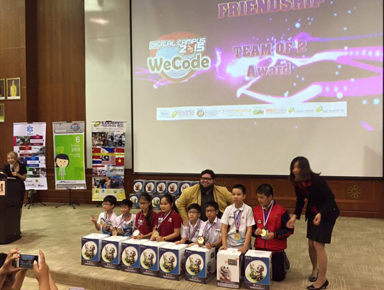  Đoàn học sinh Việt Nam giành được 2/4 giải đồng đội của cuộc thi lập trình quốc tế dành cho học sinh phổ thông WeCode 2015. 
