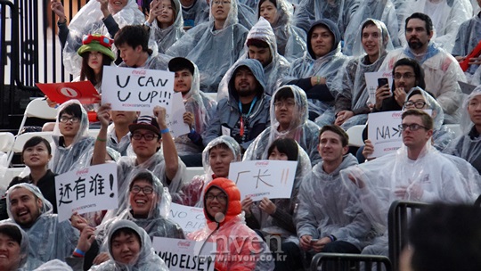 
Hình ảnh đáng nhớ của giải đấu: Khán giả đội mưa.

