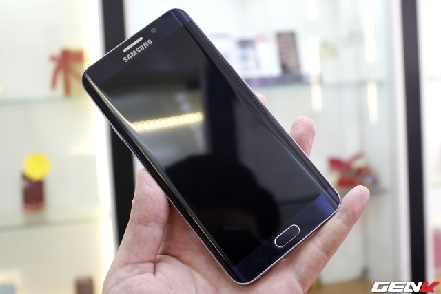  Galaxy S6 edge màu xanh đậm. 