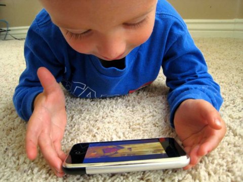  Những đứa trẻ trong thế hệ Alpha lớn lên với iPhone và hàng loạt công nghệ khác: 