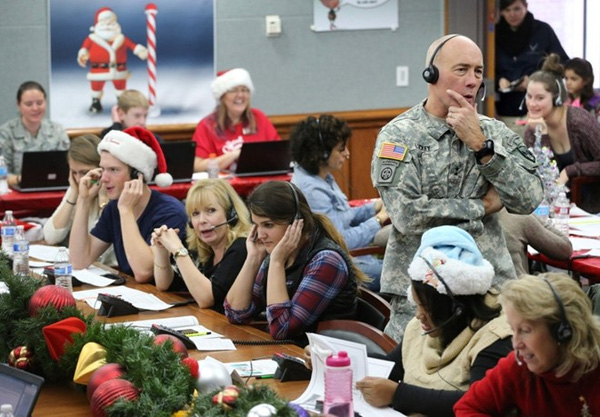  Các tình nguyện viên và nhân viên của NORAD sẽ trả lời các câu hỏi của trẻ em trên thế giới vào ngày 24/12. Ảnh:AP. 
