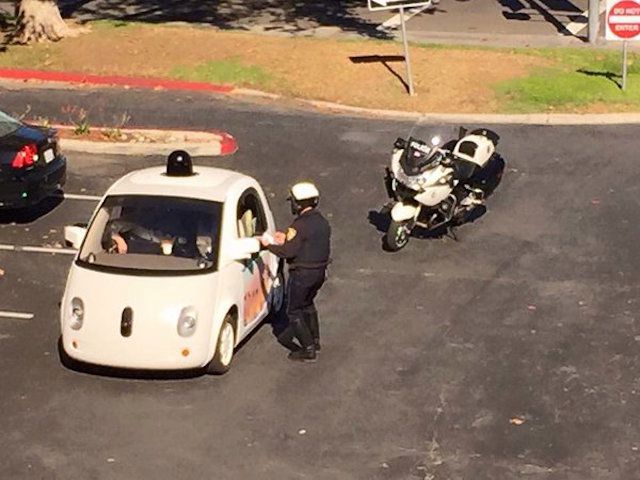  Bức ảnh chụp được lúc viên sĩ quan cảnh sát yêu cầu chiếc xe tự lái của Google tấp vào lề để nhắc nhở. 