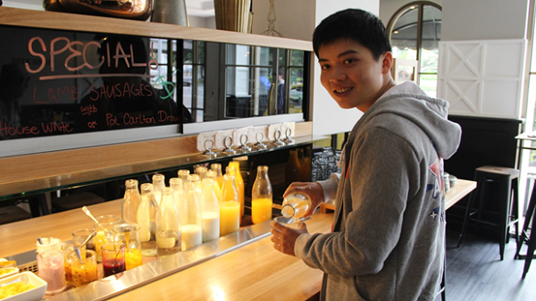 
Bạn Chu Phương Nam – vị khách may mắn trúng thưởng sự kiện PAX Sivir đang thử nước cam.
