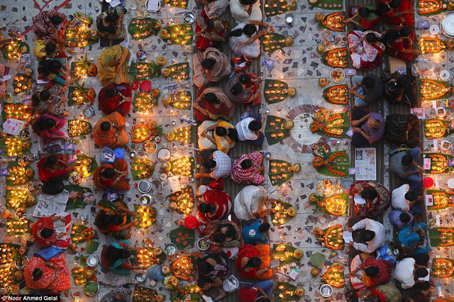 Giải sắc m&agrave;u: Đền Shwamibagh tại Bangladesh, t&aacute;c giả: Noor Ahmed Gelal. Bức ảnh n&agrave;y chụp cảnh cộng đồng người Hindu đang ăn mừng lễ hội Rakher Upabas tại ng&ocirc;i đền ở Barodi, gần Dhaka. C&aacute;c t&iacute;n đồ sẽ thắp đ&egrave;n v&agrave; bắt đầu cầu nguyện cho đến khi đ&egrave;n ch&aacute;y hết.