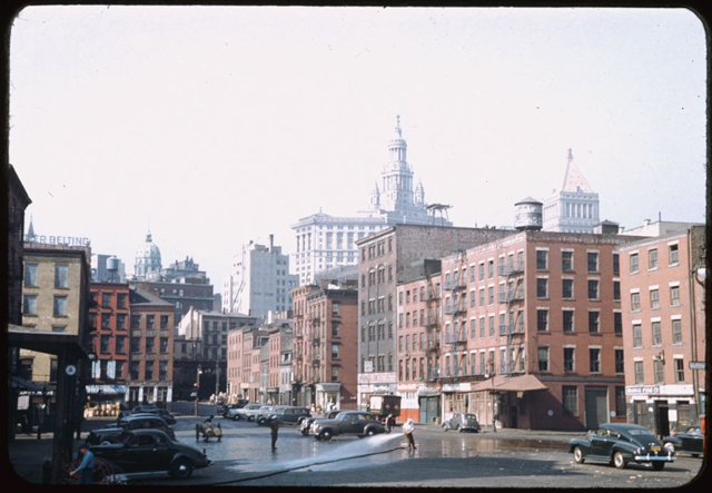 Một góc đường Fulton, nơi dẫn qua quận tài chính của Manhattan, chụp vào năm 1941.