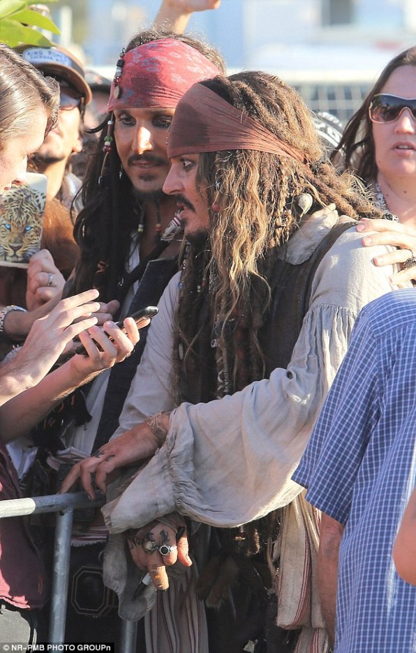 Một chàng trai là fan cuồng của Johnny Depp ăn mặc giống hệt anh