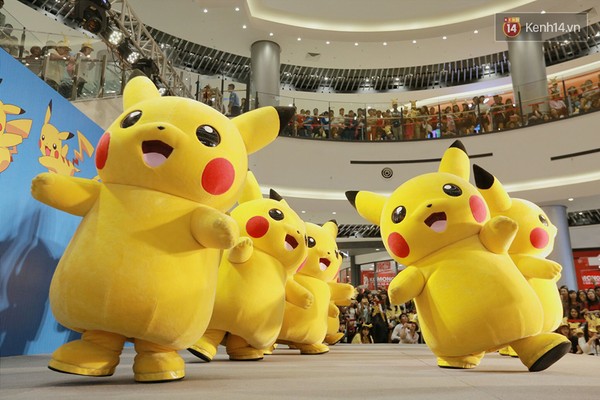 
Binh đoàn Pikachu nhảy múa, lắc lư siêu đáng yêu.
