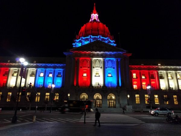  Tòa nhà thị chính của San Francisco cũng đã được đổi màu như một thông điệp gửi tới nước Pháp. 