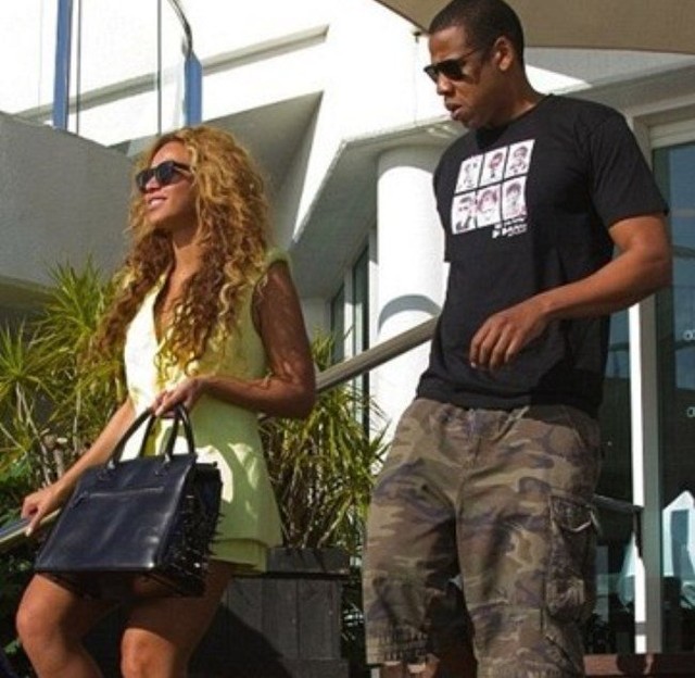 
Để đáp lại sự hào phóng của vợ đã tặng cho mình chiếc siêu xe Bugatti, Jay Z ngay sau đó sắm cho Beyonce chiếc túi Hermes trị giá tới 350 nghìn USD.
