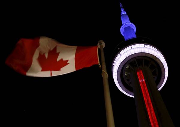  Tháp CN biểu tượng của Toronto, Canada, cũng chiếu đèn ba màu theo quốc kỳ Pháp. 