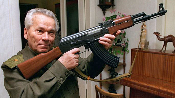  Ak-47 và cha đẻ Mikhail Kalashnikov. 