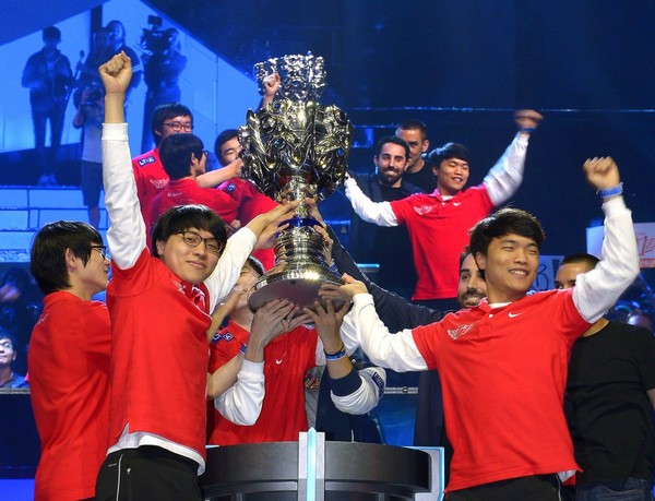 Piglet (ngoài cùng bên trái) từng nâng cao chiếc cúp vô địch Liên Minh Huyền Thoại thế giới trong năm 2013 cùng đội game Hàn Quốc SKT T1.