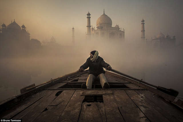 Giải du lịch: D&ograve;ng s&ocirc;ng Yamuna, t&aacute;c giả: Bruno Tamiozzo. S&ocirc;ng Yamuna l&agrave; nh&aacute;nh lớn nhất của d&ograve;ng s&ocirc;ng Hằng linh thi&ecirc;ng v&agrave; rất gần đền Taj Mahal, quanh d&ograve;ng s&ocirc;ng n&agrave;y c&oacute; một số khu vực cấm v&agrave; người d&acirc;n n&agrave;y chỉ c&oacute; thể đến được những nơi đ&oacute; bằng phương tiện thuyền gỗ.