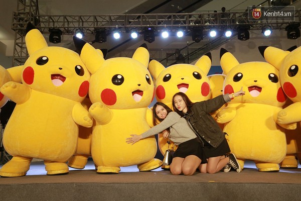 
Hai khán giả may mắn được chụp hình với binh đoàn Pikachu.
