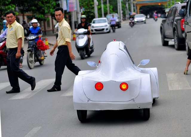 Phương tiện này có hình dáng lạ khiến nhiều người tò mò. Sinh viên Nguyễn Thành Trung cho biết: Mơ ước lớn nhất của nhóm là chiếc xe thành công và có thể ứng dụng rộng rãi trong cuộc sống. Nó sẽ giúp chúng ta tiết kiệm tiền bạc và hạn chế nguồn khí thải gây ô nhiễm môi trường.