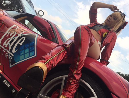 
Nữ cosplayer nóng bòng liên tục tạo dáng bên cạnh chiếc xe
