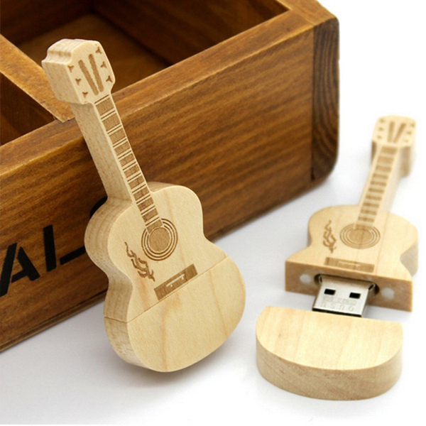  Những người mê guitar chắc sẽ khó có thể cầm lòng được chiếc độ dễ thương của chiếc USB có chất liệu từ gỗ này. 
