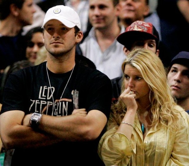 
Cầu thủ bóng đá người Mỹ Tony Romo, tặng du thuyền cho ca sĩ Jessica Simpson trị giá 100 nghìn USD.
