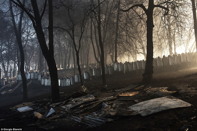 Giải sắc m&agrave;u: Cảnh s&aacute;t cơ động Kiev đang t&aacute;c chiến ở c&ocirc;ng vi&ecirc;n cạnh s&acirc;n vận động Dynamo Kiev, chuẩn bị trấn &aacute;p đo&agrave;n biểu t&igrave;nh chống ch&iacute;nh phủ tại phố Hrushveskoho.