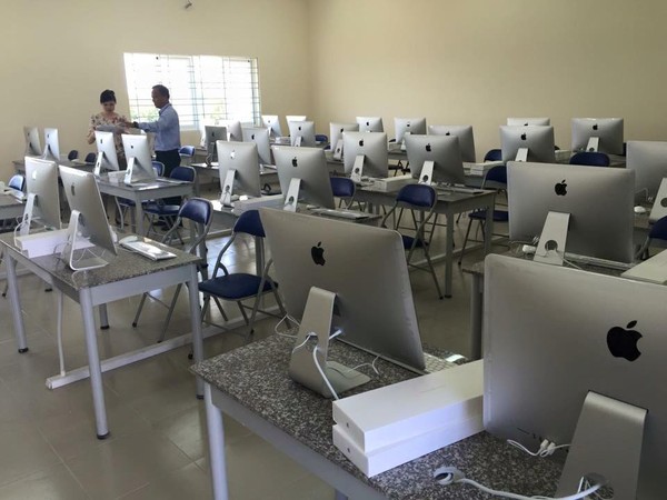  Cận cảnh dàn máy iMac gây choáng tại trường ĐH Bách Khoa TPHCM. 