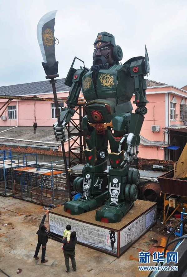 Choáng với tượng Quan Công Transformers khổng lồ của game thủ Trung Quốc