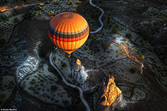 Giải hiệu ứng m&agrave;u sắc thuộc về Giulio Montini với t&aacute;c phẩm khinh kh&iacute; cầu Cappadocia tại Thổ Nhĩ K&igrave;. Trước khi b&igrave;nh minh l&oacute; dạng mỗi ng&agrave;y ở khu vực n&agrave;y, c&oacute; khoảng 100 khinh kh&iacute; cầu sẽ bay l&ecirc;n trong kh&ocirc;ng trung. Cảnh tượng n&agrave;y c&agrave;ng l&agrave;m cho b&igrave;nh minh nơi đ&acirc;y trở n&ecirc;n h&ugrave;ng vĩ v&agrave; đẹp ngất ng&acirc;y. T&ocirc;i đ&atilde; may mắn khi l&uacute;c đấy ở vị tr&iacute; cao hơn những khinh kh&iacute; cầu kh&aacute;c v&agrave; chụp được bức ảnh tuyệt mỹ n&agrave;y, Giulio Montini chia sẻ.