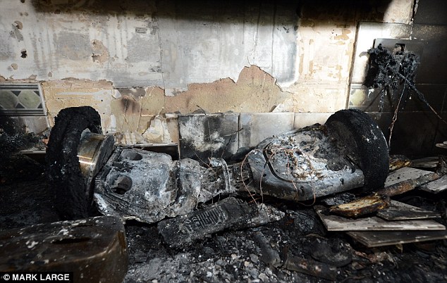  Hình ảnh một chiếc hoverboard bị cháy khi sạc của gia đình nhà Paul Hodkinson ở hạt Kent (Anh) 