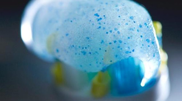  Các hạt nhựa microbeads có trong các loại mỹ phẩm như sữa rửa mặt và kem đánh răng. 