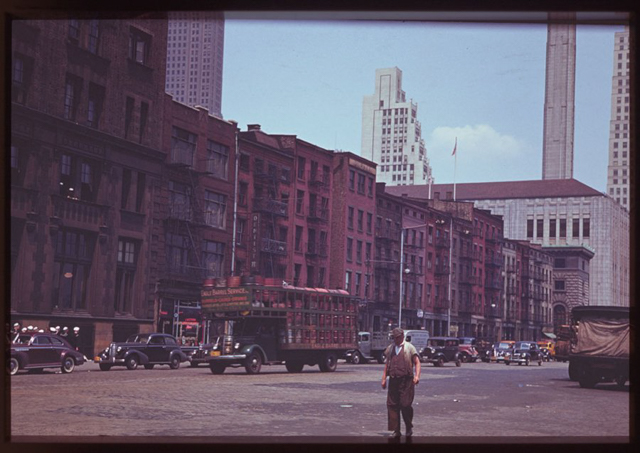 Năm 1941 vẫn có tình trạng kẹt xe, ảnh chụp tại đường South (South Street) ở sông East (East River).