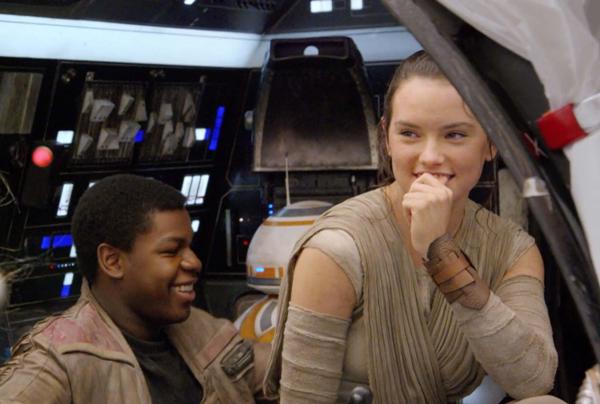 
Daisy Ridley và John Boyega
