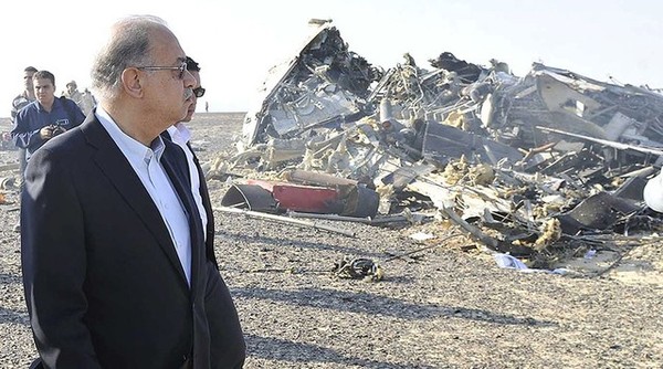  Thủ tướng Ai Cập Sherif Ismail tới hiện trường tìm thấy xác chiếc máy bay Airbus A321 bị rơi ở vùng trung tâm Sinai, gần thành phố El Arish, Ai Cập hôm 31/10. 