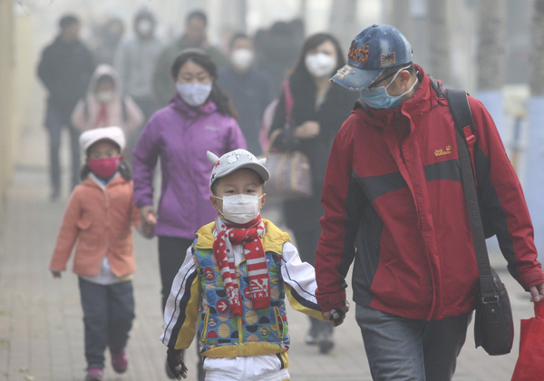  Trước tình trạng này, các trường học tại Bắc Kinh phải đóng cửa và người dân được khuyến cáo hạn chế hoạt động ngoài trời. 