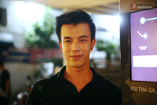 Anh Shaun Pham – Đại diện truyền thông của Uber tại Đông Nam Á đã có mặt tại một địa điểm đặt ki-ốt UberSAFE ở Sài Gòn để cùng trải nghiệm với khách hàng về dịch vụ tiện lợi này.