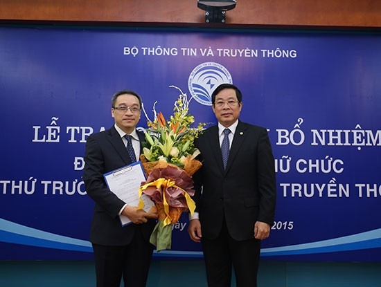  Thứ trưởng Phan Tâm nhận hoa từ Bộ trưởng Bộ Thông tin và Truyền thông Nguyễn Bắc Son trong lễ bổ nhiệm. Ảnh: Báo Giao Thông. 