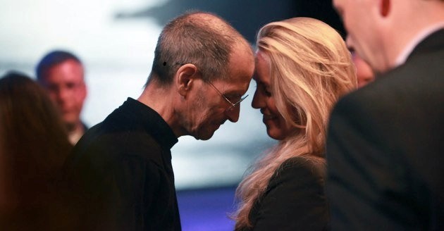Hình ảnh gây xúc động của Steve Jobs và vợ trong một sự kiện. Ảnh: San Francisco Chronicle.