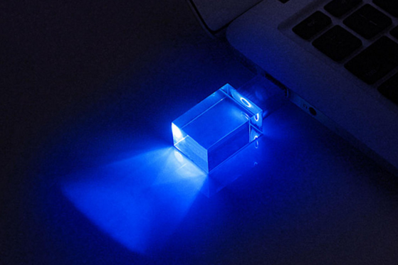  Chiếc USB này cũng có một thiết bị đèn tích hợp bên trong cùng ánh sáng xanh lạ mắt. 