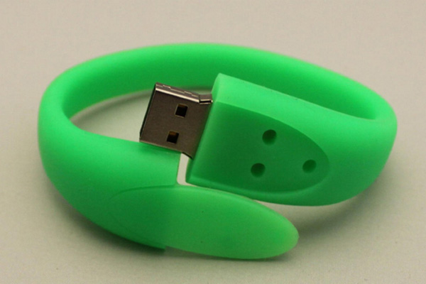  USB kiêm vòng tay với chất liệu nhựa silicon. 