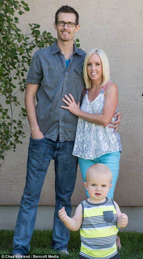 Tyler Kirkham cùng vợ và con trai