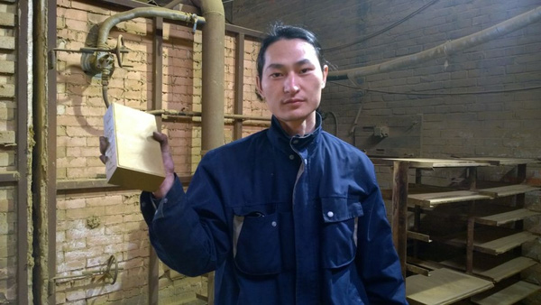  Viên gạch làm từ khói bụi Bắc Kinh của Nut Brother. 
