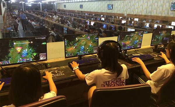 Gamer Việt bàng quan khi Gcafe trên 2600 quán net bị kiện bản quyền