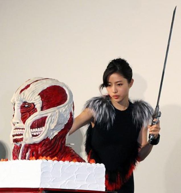Nữ diễn viên Satomi Ishihara thủ thế để chuẩn bị cắt bánh
