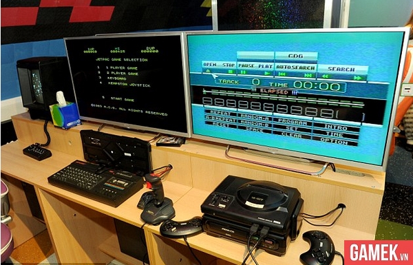 
Hai hệ thống console cổ điển gồm ZX Spectrum (bên trái) và Sega Genesis (bên phải)
