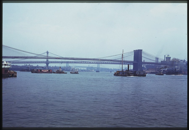 Một góc sông East và cầu Brooklyn.
