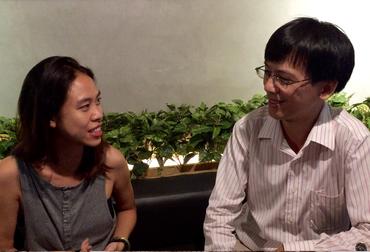 Sarrie Bui, chủ của trang web TheHandmark.com (trái), và Nguyen Ngoc Tuan, tác giả của trang web về tuyển dụng Jobwise.com, đang nói về những sự giúp đỡ của VSV với startup của mình.&nbsp;