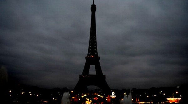  Tháp Eiffel đã tắt đèn để tưởng niệm các nạn nhân xấu số trong ngày hôm nay. 