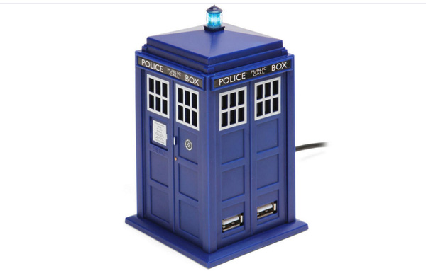  Fan hâm mộ của Doctor Who chắc chắn sẽ nhận ra sự quen thuộc của cổng kết nối USB đặc biệt này. 